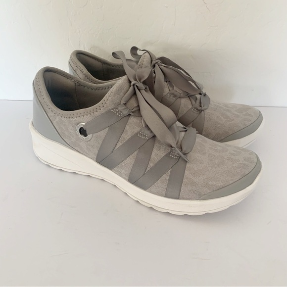 EUC Bzees Glisten Shimmer Lightweight Gray Slip On Sneakers Size 8M - Picture 1 of 11